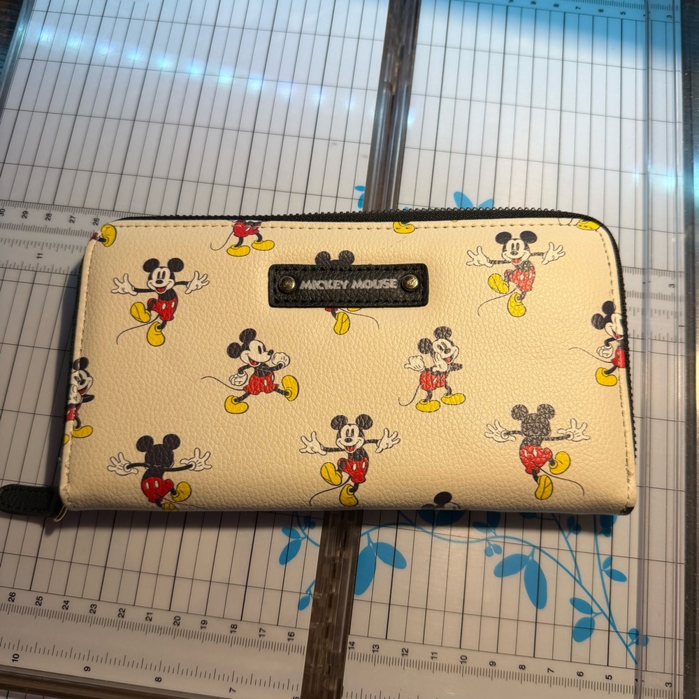 Fast Forward Disney Mickey Mouse Women’s Clutch Zipper Pocket Purse